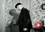 Immagine di Francese operaio di fabbrica Robert e i suoi genitori Isbergues Francia, 1952, secondo 6 filmato di repertorio 65675028941