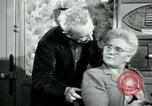 Immagine di Francese operaio di fabbrica Robert e i suoi genitori Isbergues Francia, 1952, secondo 8 filmato di repertorio 65675028941