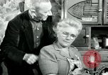 Immagine di Francese operaio di fabbrica Robert e i suoi genitori Isbergues Francia, 1952, secondo 9 filmato di repertorio 65675028941