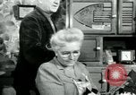 Immagine di Francese operaio di fabbrica Robert e i suoi genitori Isbergues Francia, 1952, secondo 10 filmato di repertorio 65675028941