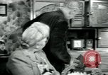 Immagine di Francese operaio di fabbrica Robert e i suoi genitori Isbergues Francia, 1952, secondo 11 filmato di repertorio 65675028941