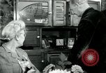 Immagine di Francese operaio di fabbrica Robert e i suoi genitori Isbergues Francia, 1952, secondo 13 filmato di repertorio 65675028941