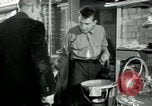Immagine di Francese operaio di fabbrica Robert e i suoi genitori Isbergues Francia, 1952, secondo 19 filmato di repertorio 65675028941