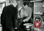 Immagine di Francese operaio di fabbrica Robert e i suoi genitori Isbergues Francia, 1952, secondo 20 filmato di repertorio 65675028941