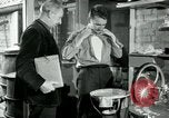 Immagine di Francese operaio di fabbrica Robert e i suoi genitori Isbergues Francia, 1952, secondo 24 filmato di repertorio 65675028941