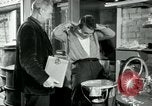 Immagine di Francese operaio di fabbrica Robert e i suoi genitori Isbergues Francia, 1952, secondo 25 filmato di repertorio 65675028941