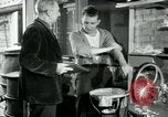 Immagine di Francese operaio di fabbrica Robert e i suoi genitori Isbergues Francia, 1952, secondo 27 filmato di repertorio 65675028941