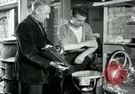 Immagine di Francese operaio di fabbrica Robert e i suoi genitori Isbergues Francia, 1952, secondo 30 filmato di repertorio 65675028941