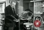 Immagine di Francese operaio di fabbrica Robert e i suoi genitori Isbergues Francia, 1952, secondo 36 filmato di repertorio 65675028941