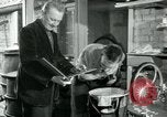 Immagine di Francese operaio di fabbrica Robert e i suoi genitori Isbergues Francia, 1952, secondo 37 filmato di repertorio 65675028941