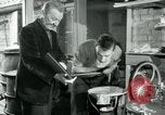 Immagine di Francese operaio di fabbrica Robert e i suoi genitori Isbergues Francia, 1952, secondo 39 filmato di repertorio 65675028941