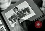 Immagine di Francese operaio di fabbrica Robert e i suoi genitori Isbergues Francia, 1952, secondo 40 filmato di repertorio 65675028941