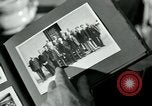 Immagine di Francese operaio di fabbrica Robert e i suoi genitori Isbergues Francia, 1952, secondo 42 filmato di repertorio 65675028941