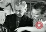 Immagine di Francese operaio di fabbrica Robert e i suoi genitori Isbergues Francia, 1952, secondo 43 filmato di repertorio 65675028941