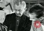 Immagine di Francese operaio di fabbrica Robert e i suoi genitori Isbergues Francia, 1952, secondo 44 filmato di repertorio 65675028941