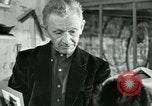 Immagine di Francese operaio di fabbrica Robert e i suoi genitori Isbergues Francia, 1952, secondo 45 filmato di repertorio 65675028941
