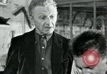 Immagine di Francese operaio di fabbrica Robert e i suoi genitori Isbergues Francia, 1952, secondo 49 filmato di repertorio 65675028941
