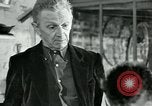 Immagine di Francese operaio di fabbrica Robert e i suoi genitori Isbergues Francia, 1952, secondo 51 filmato di repertorio 65675028941