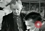 Immagine di Francese operaio di fabbrica Robert e i suoi genitori Isbergues Francia, 1952, secondo 52 filmato di repertorio 65675028941