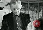 Immagine di Francese operaio di fabbrica Robert e i suoi genitori Isbergues Francia, 1952, secondo 53 filmato di repertorio 65675028941