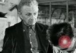 Immagine di Francese operaio di fabbrica Robert e i suoi genitori Isbergues Francia, 1952, secondo 56 filmato di repertorio 65675028941