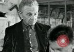 Immagine di Francese operaio di fabbrica Robert e i suoi genitori Isbergues Francia, 1952, secondo 60 filmato di repertorio 65675028941
