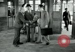 Immagine di Unione lavoratori riuniti Parigi Francia, 1952, secondo 24 filmato di repertorio 65675028943