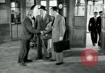 Immagine di Unione lavoratori riuniti Parigi Francia, 1952, secondo 25 filmato di repertorio 65675028943