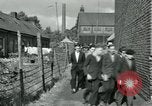 Immagine di La rivolta dei lavoratori Isbergues Francia, 1952, secondo 32 filmato di repertorio 65675028946