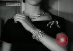 Standbild Schmuck Boutique New York City USA, 1957, aus Sekunde 17 historischem Filmmaterial Videoclip 65675028969