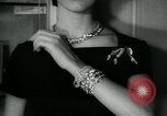 Standbild Schmuck Boutique New York City USA, 1957, aus Sekunde 18 historischem Filmmaterial Videoclip 65675028969