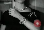 Standbild Schmuck Boutique New York City USA, 1957, aus Sekunde 19 historischem Filmmaterial Videoclip 65675028969