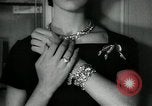 Standbild Schmuck Boutique New York City USA, 1957, aus Sekunde 20 historischem Filmmaterial Videoclip 65675028969