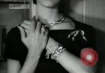 Standbild Schmuck Boutique New York City USA, 1957, aus Sekunde 21 historischem Filmmaterial Videoclip 65675028969