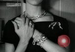 Standbild Schmuck Boutique New York City USA, 1957, aus Sekunde 22 historischem Filmmaterial Videoclip 65675028969