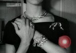Standbild Schmuck Boutique New York City USA, 1957, aus Sekunde 23 historischem Filmmaterial Videoclip 65675028969