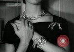 Standbild Schmuck Boutique New York City USA, 1957, aus Sekunde 24 historischem Filmmaterial Videoclip 65675028969