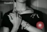 Standbild Schmuck Boutique New York City USA, 1957, aus Sekunde 25 historischem Filmmaterial Videoclip 65675028969