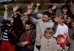 Standbild Präsident Kennedy's Konvoi Vandenberg Air Force Base California USA, 1962, aus Sekunde 13 historischem Filmmaterial Videoclip 65675028977