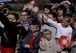 Standbild Präsident Kennedy's Konvoi Vandenberg Air Force Base California USA, 1962, aus Sekunde 16 historischem Filmmaterial Videoclip 65675028977