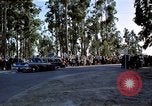 Standbild Präsident Kennedy's Konvoi Vandenberg Air Force Base California USA, 1962, aus Sekunde 45 historischem Filmmaterial Videoclip 65675028977