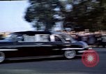 Standbild Präsident Kennedy's Konvoi Vandenberg Air Force Base California USA, 1962, aus Sekunde 57 historischem Filmmaterial Videoclip 65675028977
