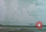 Immagine di Aerei americani Eniwetok atollo delle Isole Marshall, 1956, secondo 44 filmato di repertorio 65675028979