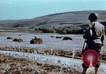 Image Tirs d'artillerie britanniques sur les Allemands Tebourba Tunisie, 1942, de la seconde 10 séquences d'archives historiques vidéo 65675029006