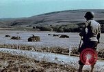 Image Tirs d'artillerie britanniques sur les Allemands Tebourba Tunisie, 1942, de la seconde 11 séquences d'archives historiques vidéo 65675029006