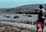 Image Tirs d'artillerie britanniques sur les Allemands Tebourba Tunisie, 1942, de la seconde 12 séquences d'archives historiques vidéo 65675029006