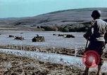 Image Tirs d'artillerie britanniques sur les Allemands Tebourba Tunisie, 1942, de la seconde 14 séquences d'archives historiques vidéo 65675029006