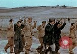 Immagine di Soldati tedeschi e italiani catturati Tunisia Africa del Nord, 1942, secondo 8 filmato di repertorio 65675029007