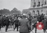 Immagine di Grande folla Versailles FRANCIA, 1919, secondo 3 filmato di repertorio 65675029030