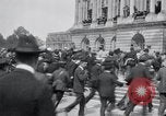 Immagine di Grande folla Versailles FRANCIA, 1919, secondo 5 filmato di repertorio 65675029030